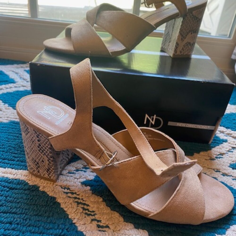 New Directions Women's NIB Faux Suede Sand Tan Elsey sandals shoes heels size 11